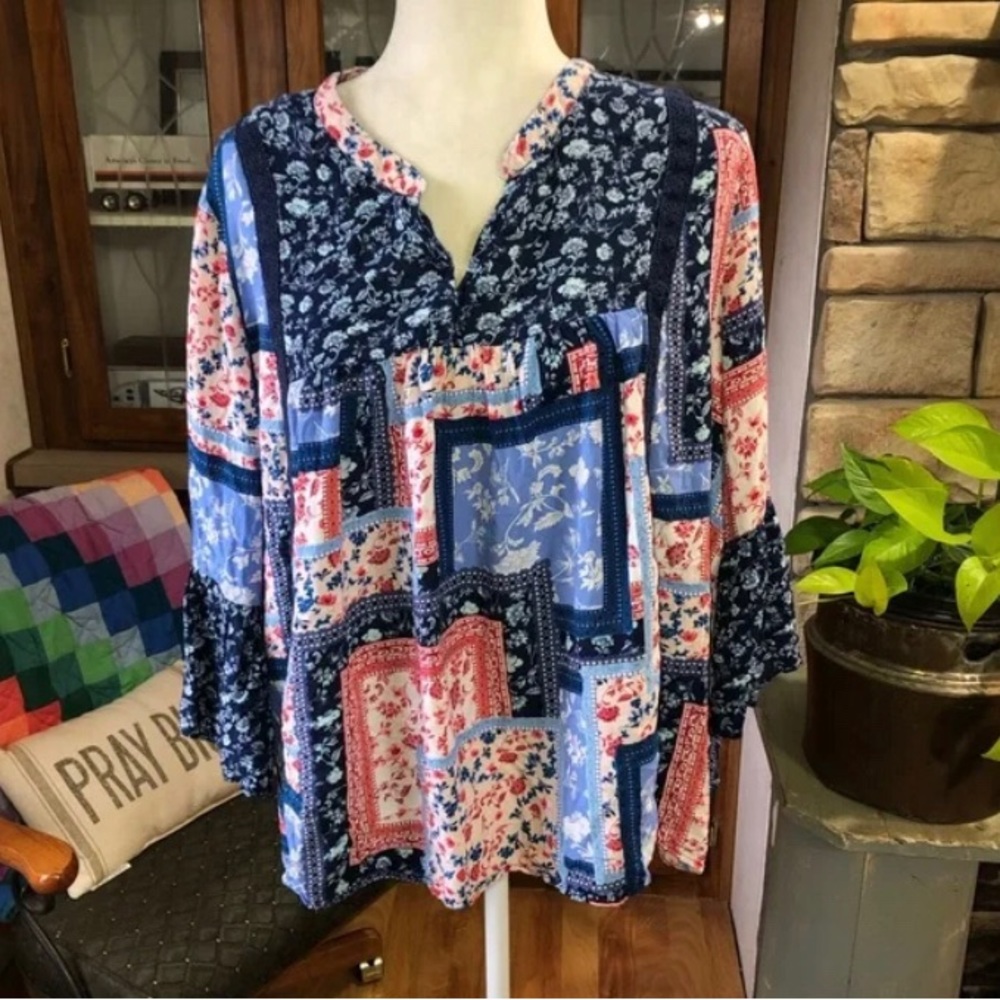 EST. 1946 SIZE XLARGE RED,WHITE,AND BLUE BOHO STYLE HI/LO TOP W/3/4 BELL SLEEVE